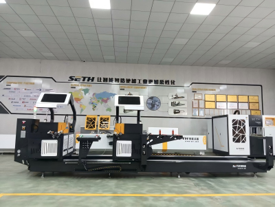 serra de esquadria dupla CNC