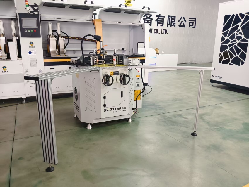 máquina de crimpagem de cantos para janelas.jpg