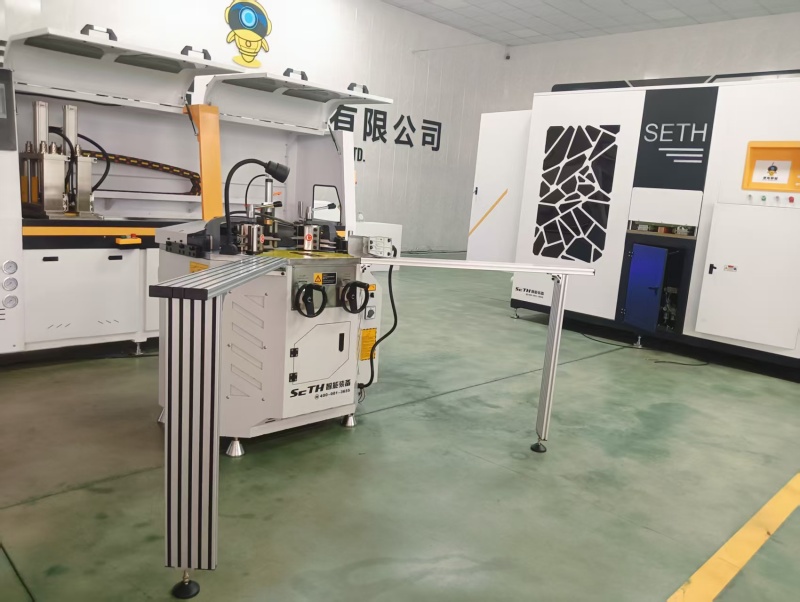 máquina de crimpagem de cantos de janela.jpg