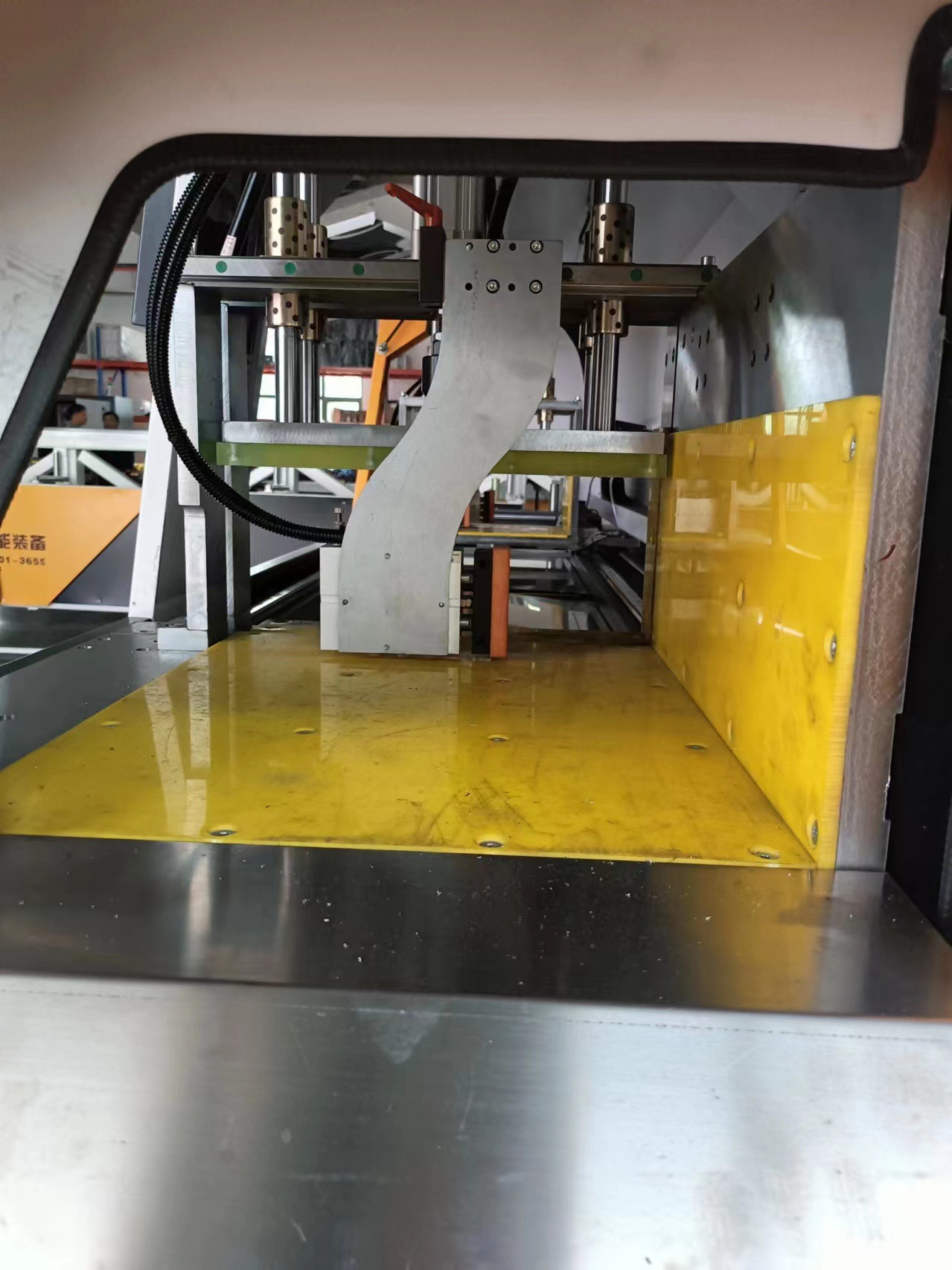 máquina de corte de alumínio.jpg máquina de corte de alumínio.jpg